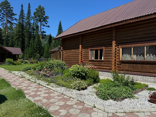 Двухэтажный дом на участке 25 соток с. Турочак (№684)